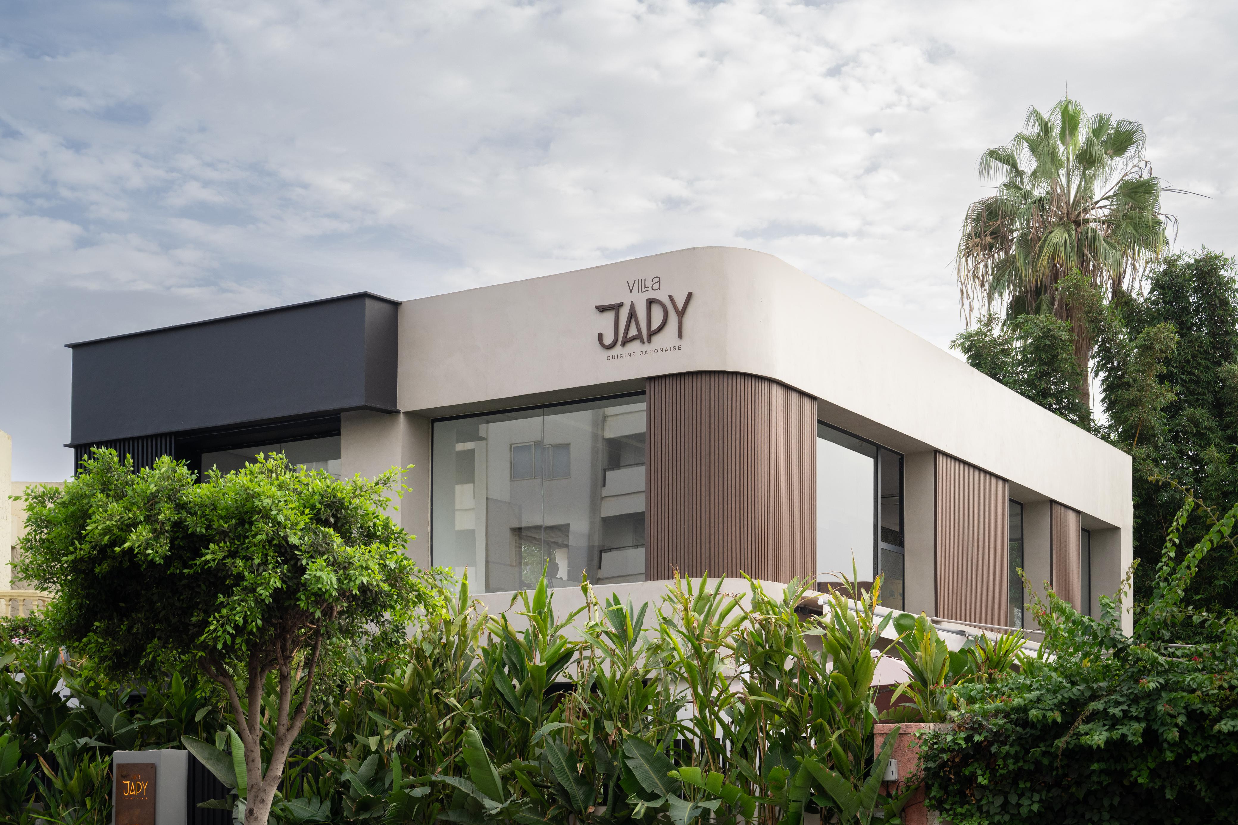 Façade de Villa Japy entourée de végétation et de palmiers